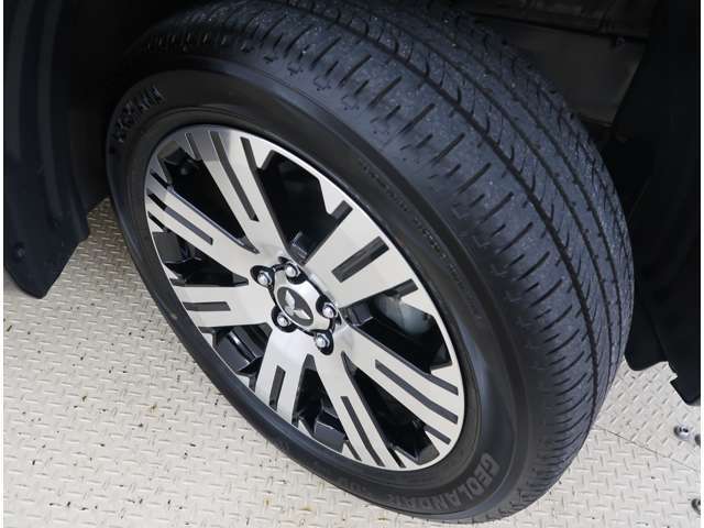三菱純正アルミホイール装着！タイヤサイズは、225/55R18です