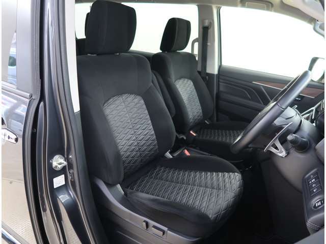 運転席パワーシート　フロントシートヒーターを装備しております。