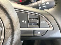 【クルーズコントロール】高速道路もラクラク走行。アクセルを離しても一定速度で走行ができ、長距離運転時の負担を軽減！加速・減速も簡単なスイッチ操作で調整できます。