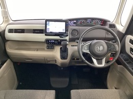 車内は光触媒抗菌消臭施工済です。インパネ周りはスタイリッシュなデザインで機能や装備も充実しています。グローブボックスやカップホルダーのほかにトレーなどたくさんの収納スペースが付いています。