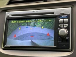 【バックカメラ】駐車時に後方がリアルタイム映像で確認できます。大型商業施設や立体駐車場での駐車時や、夜間のバック時に大活躍！運転スキルに関わらず、今や必須となった装備のひとつです！