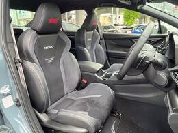 【RECARO製シート】人間工学に基づいた面圧分布によって腰への負担や長時間運転時の疲労発生を軽減☆一目でレカロとわかるスポーティなルックスが特徴です。