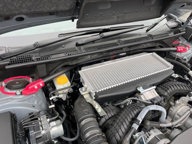【STIタワーバー】お車の剛性を高めるタワーバーを装備。よりスムーズなコーナリング走行が可能となり、走りも楽しめます。
