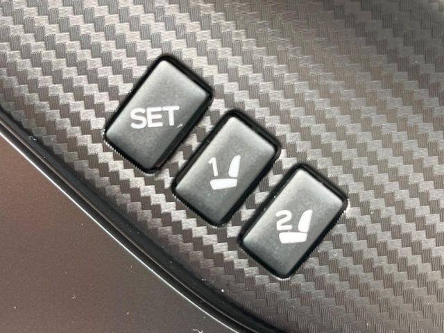 【メモリー機能付きパワーシート】ドライバーごとに設定したシート位置を記憶して、ボタン一つで切り替えできる便利な機能！運転する方が複数名いらっしゃるご家庭におすすめです♪