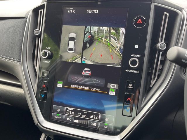 【マルチテレインモニター】車のフロントやサイドのカメラ画像を同時にモニター表示することで、悪路や狭い道を走行時でも周囲の状況確認ができ安心！本格SUVにうれしい装備です♪