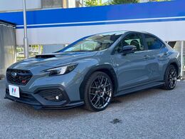 【STIエアロパッケージ】フロント・サイド・リアをSTIのエアロで統一。外観のスポーティーさを際立たせてくれるだけでなく、高速走行時の空力バランスを最適化してくれます。