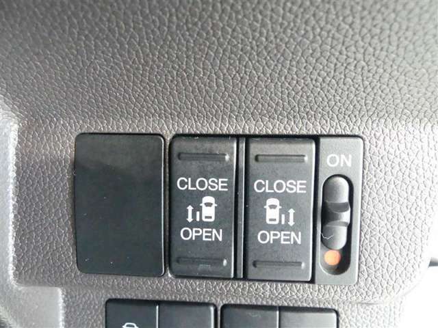 室内スイッチやリモコンデでスライドドアの開閉が出来ます。（車種・グレード・オプションにより左側のみの場合もあります。）