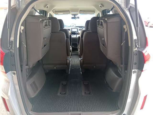 サードシートを格納すればさらに荷室が広がります。