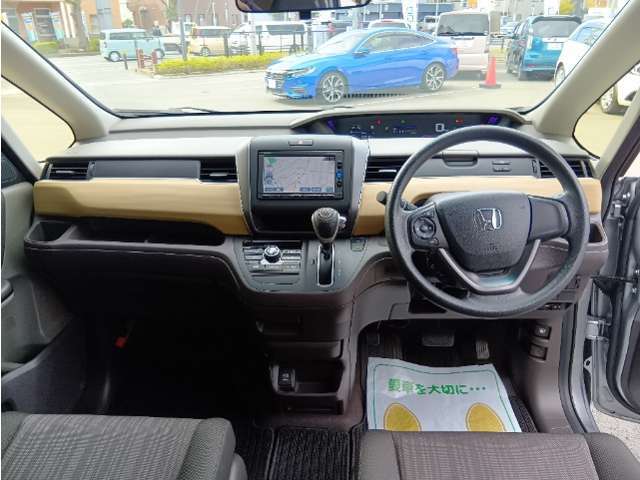 操作性の良いインパネ周りです。