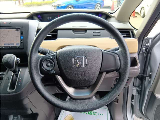 ステアリングリモコンが装備されています。