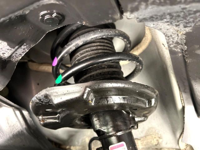 お車を安心してお乗りいただく為には、足回りの定期点検が欠かせません。サービスサポート（有償保証）では無料点検もご提供しており、安心のカーライフをお過ごしいただけるサポート体制が整っています。