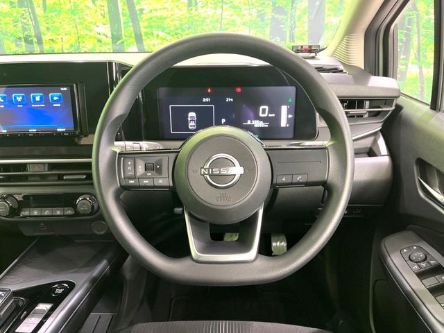 インテリアに合わせたデザインのステアリングは、運転される方のことも考え、運転しやすい形状、大きさです。是非一度、実際に触ってお確かめください。