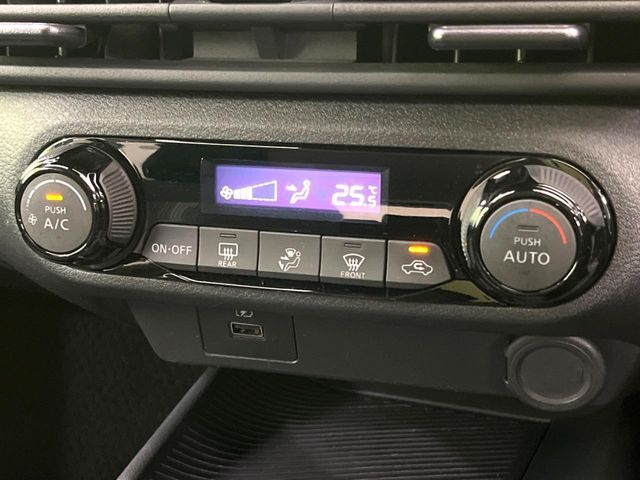 【オートエアコン】一度お好みの温度に設定すれば、車内の温度を検知し風量や温度を自動で調整。暑い…寒い…と何度もスイッチ操作をする必要はありません。快適な車内空間には必須の機能ですね♪