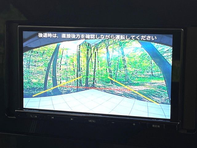 【バックカメラ】駐車時に後方がリアルタイム映像で確認できます。大型商業施設や立体駐車場での駐車時や、夜間のバック時に大活躍！運転スキルに関わらず、今や必須となった装備のひとつです！