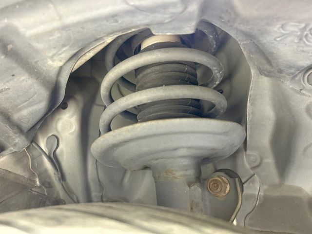 お車を安心してお乗りいただく為には、足回りの定期点検が欠かせません。サービスサポート（有償保証）では無料点検もご提供しており、安心のカーライフをお過ごしいただけるサポート体制が整っています。