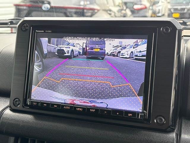 【カラーバックモニター】を装備しております。リアの映像がカラーで映し出されますので日々の駐車も安心安全です。