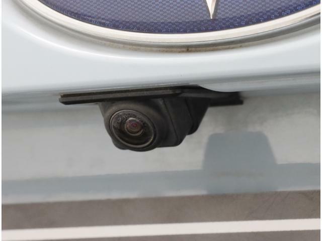 後方確認に便利なバックカメラ装備！！バックカメラにはガイド線を表示することも可能で、狭い駐車場や後方が確認しづらい場所に駐車するときや、車を切り返す時に便利な装備です！！