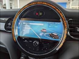 車両前部のカメラが車間距離を測定。衝突の危険を察知すると、警告機能が作動します！ブレーキ圧を調整することで反応を早め、ブレーキをサポート！対歩行者を含む衝突被害軽減ブレーキ機能も備えています。