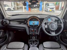 MINIならではのコックピット！！高級感があり、かつシンプルなデザインが飽きがこないとご好評いただいております。スイッチ一つ一つにも「こだわり」とセンスを感じます。