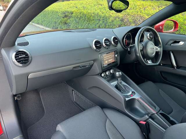 車内には気になる匂いや目立った傷、汚れ箇所などもありません。