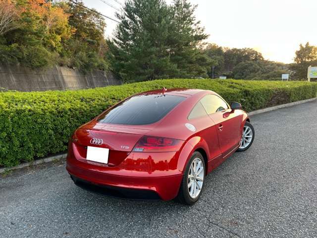 パドルシフト　電動式リアウィング　純正SDナビ　Bluetooth　革巻きステアリング　キーレス　オートライト　ETC　電動格納ミラー等の装備も充実です。