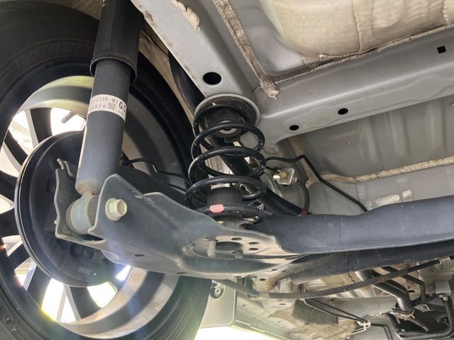 お車を安心してお乗りいただく為には、足回りの定期点検が欠かせません。サービスサポート（有償保証）では無料点検もご提供しており、安心のカーライフをお過ごしいただけるサポート体制が整っています。