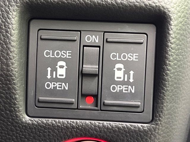 【両側パワースライドドア】スマートキーや運転席のスイッチで後席両側スライドドアの開閉が可能♪電動だから力を入れてドアを開ける必要が無く、小さなお子様でも簡単に開け閉めでき快適です♪
