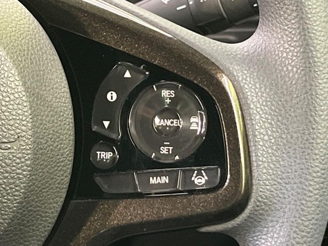 【アダプティブクルーズコントロール】高速道路での長距離走行が楽に！！自動で速度を保つクルーズコントロールが、衝突軽減システムと連携し、前方の車両を感知して車間を保つように速度調節してくれます！！