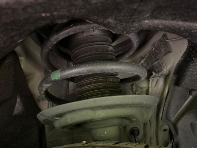 お車を安心してお乗りいただく為には、足回りの定期点検が欠かせません。サービスサポート（有償保証）では無料点検もご提供しており、安心のカーライフをお過ごしいただけるサポート体制が整っています。