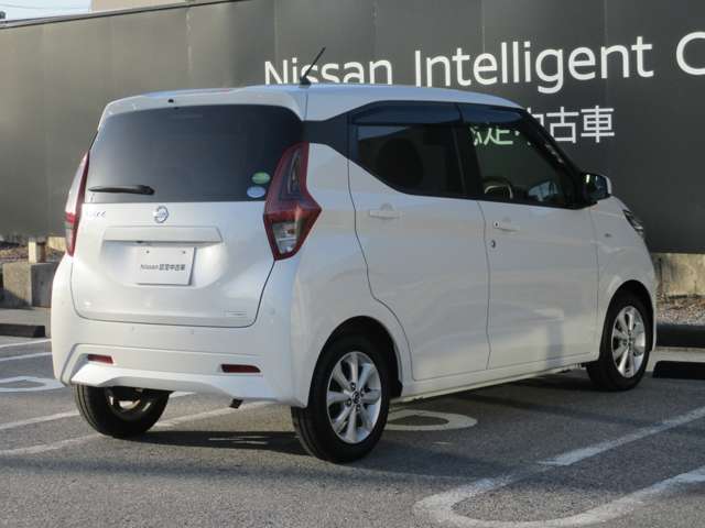 バンパーに内蔵のセンサーが障害物を感知し急発進を抑制！後進時も踏み間違い衝突防止アシスト！外からの視線や有害な紫外線をカット、断熱効果にも優れたプライバシーガラス！！