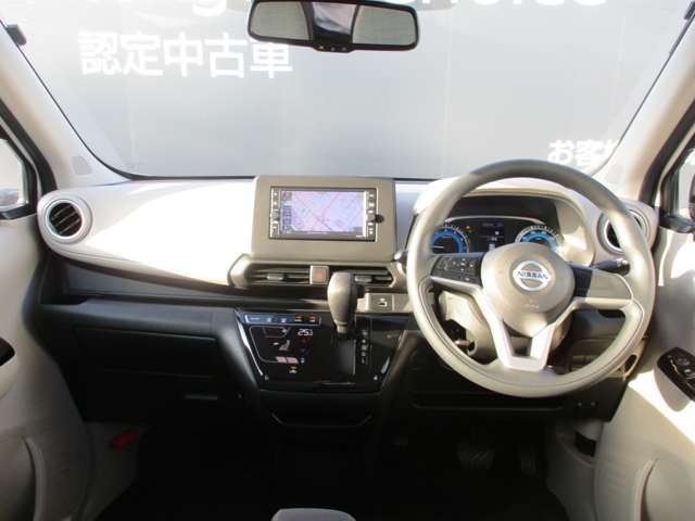 左右に広く隅々まで見渡せるワイドなガラスエリア、運転時の安心感はもちろん、気持ち良さもアップ！吸音・遮音板を効果的に配置してノイズを軽減、楽しい会話も弾みます♪