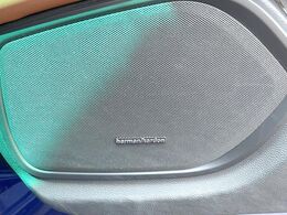 ●harman/kardonサウンドシステム：オーディオ専門メーカーが手掛けるプレミアムスピーカーを装備。多数のスピーカーから、音の粒立ちまで分かる高品質な音楽をお楽しみいただけます。