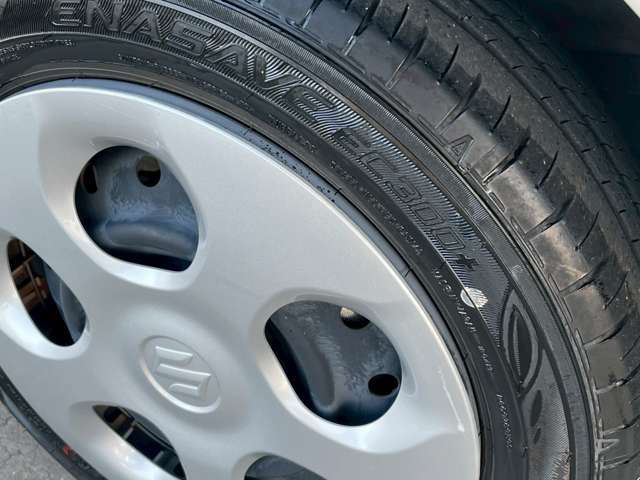 タイヤの溝がしっかり残っています。雨天時の水はけが良くなりハイドロプレーニングを防止。ブレーキ制動力やコーナリング性能が安定し、安全な走行を維持できます。また、摩耗による燃費低下も抑えられます。