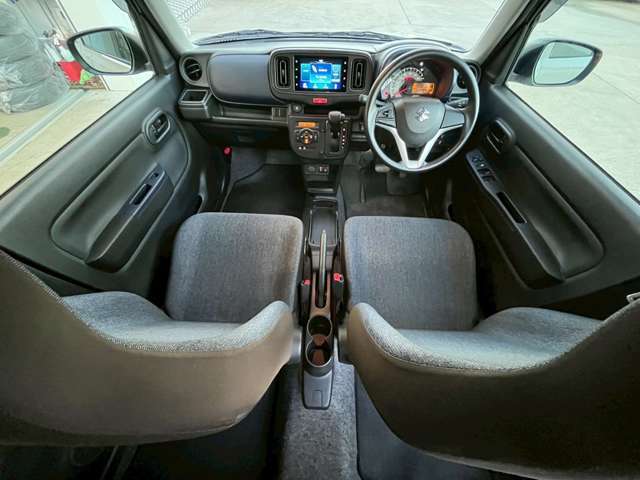 インパネは操作性と実用性を重視したシンプル設計。視認性の高いメーターや使いやすいエアコン操作部、豊富な収納を備え、日常使いに快適なレイアウトが特徴です。