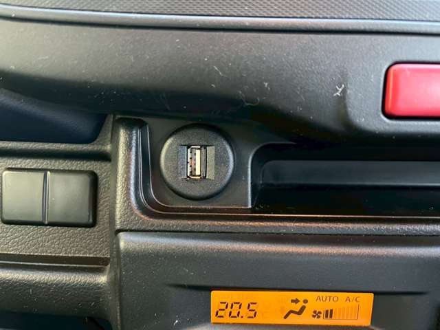 USB接続機能は、スマートフォンやUSBメモリを直接車載オーディオに接続して音楽再生や充電が可能です。簡単操作で快適な音楽体験を提供し、運転中の利便性を高めます。