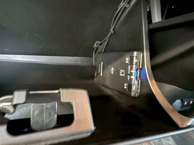 ETC車載器が装備されており、高速道路や有料道路の料金所をノンストップで通過可能になり、渋滞や停車による時間ロスを減少。キャッシュレス決済で支払いもスムーズになり利便性が大幅に向上します。