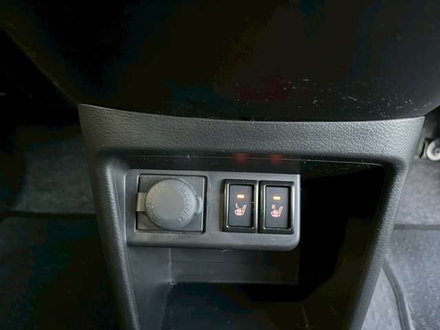 シートヒーターが運転席と助手席に装備されており、寒い季節でも座面を素早く温め快適なドライブを実現。冬場の乗車時の冷えを軽減し、快適性を高めます。