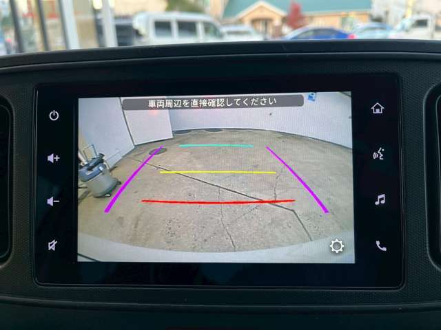 バックカメラは車両後方の視界を画面で確認でき、駐車や狭い道での後退時の安全性を向上。死角を減らし、接触事故や障害物への接近リスクを低減する利点があります。
