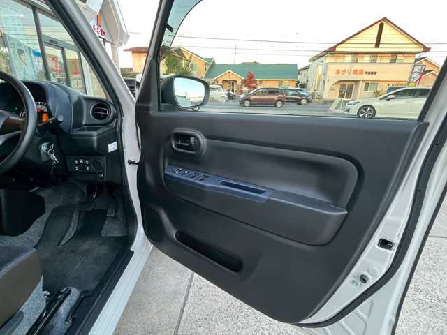 ドア開口部が広く、座面の高さも適度で乗降りがしやすい設計です。軽量なドアと適切なステップ位置により、子どもや高齢者でもスムーズに乗り降りでき、日常の使い勝手に配慮されています。