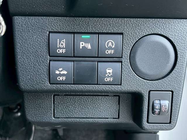 スズキのセーフティサポート操作スイッチが配置されており、衝突被害軽減や誤発進抑制などの機能をON/OFFを簡単に切り替え可能で、状況により切り替える事で安全運転を支援します。