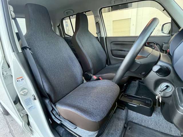 長時間の運転でも疲れにくい座面と背もたれ形状を採用。シートリフターやチルトステアリングにより、体格や好みに合わせた最適なドライビングポジションが設定でき、快適性と操作性を両立しています。