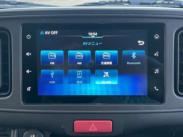 Bluetoothオーディオ接続可能でスマートフォンや対応機器をワイヤレスで接続し、音楽再生や通話が可能な機能です。ケーブル不要で快適に操作でき、運転中の利便性と安全性を向上させます。