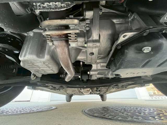 下回りは軽量かつ耐腐食性に配慮した設計で、走行安定性と耐久性を両立しています。フロアやサスペンション部の構造が衝撃吸収性を持ち、日常走行や悪路でも安心感のある走行性能を提供します。