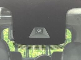 【三菱e-Assist】走行中に前方の車両等を認識し、衝突しそうな時は警報とブレーキで衝突回避と被害軽減をアシスト。より安全にドライブをお楽しみいただけます。