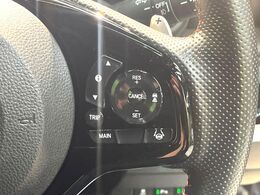 【アダプティブクルーズコントロール】高速道路での長距離走行が楽に！！自動で速度を保つクルーズコントロールが、衝突軽減システムと連携し、前方の車両を感知して車間を保つように速度調節してくれます！！