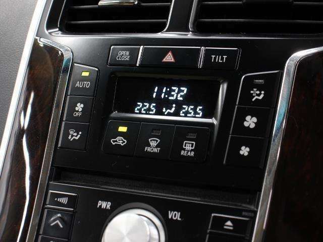 左右独立温度コントロールフルオートエアコン（花粉除去モード付）！運転席、助手席それぞれ独立して温度設定が可能です。