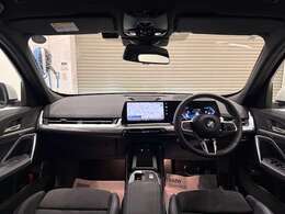 BMWの運転席はドライバーオリエンテッドという構造を採用。ドライバー目線の操作がしやすい設計になっており、ドライブ中にも目線の移動が少なく運転中にも簡単に操作ができます。