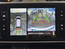【パノラマモニター】自車周辺をぐるりと俯瞰できるカメラで危険を察知。上空からの映像で自動車や障害物の位置が詳細に確認できるので、狭い駐車場でも安心して駐車できますね。