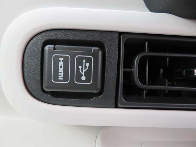 HGMI、携帯充電に便利な装備付いてます。納車後1級整備士よる安心点検整備、敏速で誠実なアフターサービスに努めています USB、携帯充電に便利な装備付いてます。