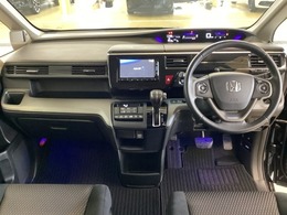 車内は光触媒抗菌消臭施工済です。インパネ周りはスタイリッシュなデザインで機能や装備も充実しています。グローブボックスやカップホルダーのほかにトレーなどたくさんの収納スペースが付いています。